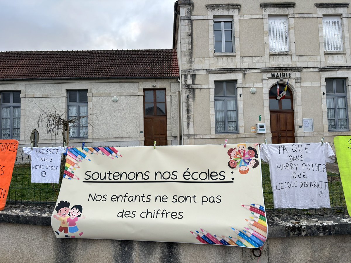LoicKervran18's tweet photo. Aux côtés des enfants, des élus, des parents d’élèves mobilisés contre la fermeture d’1 classe sur le RPI #LaPerche #Ainay #LaCelette

Sur ce RPI fermeture en 2016, réouverture en 2018, et maintenant nouvelle fermeture envisagée…

Nos enfants ne sont pas 1 variable d’ajustement! https://t.co/A3yCrr0F37
