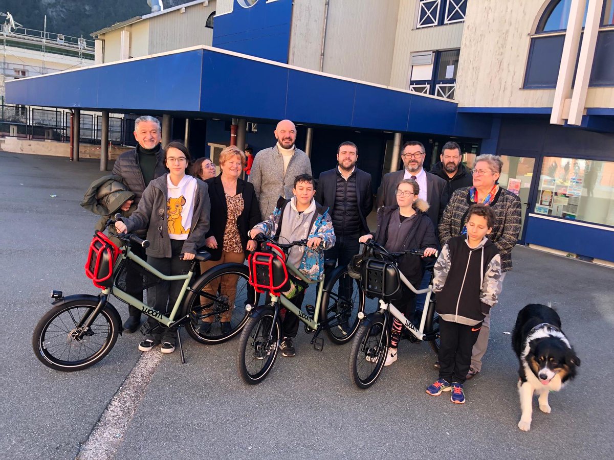 SebOlharan's tweet photo. Quatre élèves du collège de Saint-Dalmas de Tende ont reçu chacun un vélo dans le cadre de l'opération "1 collégien 1 vélo" porté par Nice-Matin avec le soutien du Département.

L'objectif de ce projet est de donner le goût si vélo aux collégiens. https://t.co/jma1vucrDD