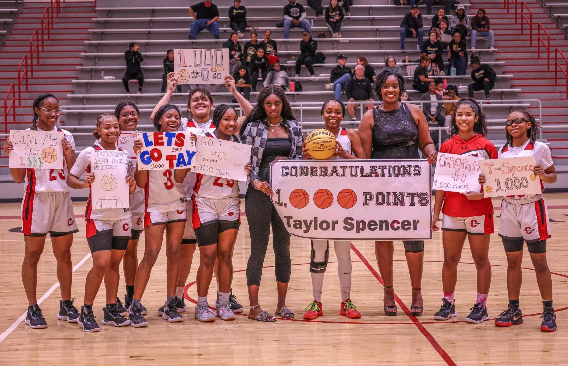 ballliketay_'s tweet photo. senior night ❤️ https://t.co/diBTR9Fdk5