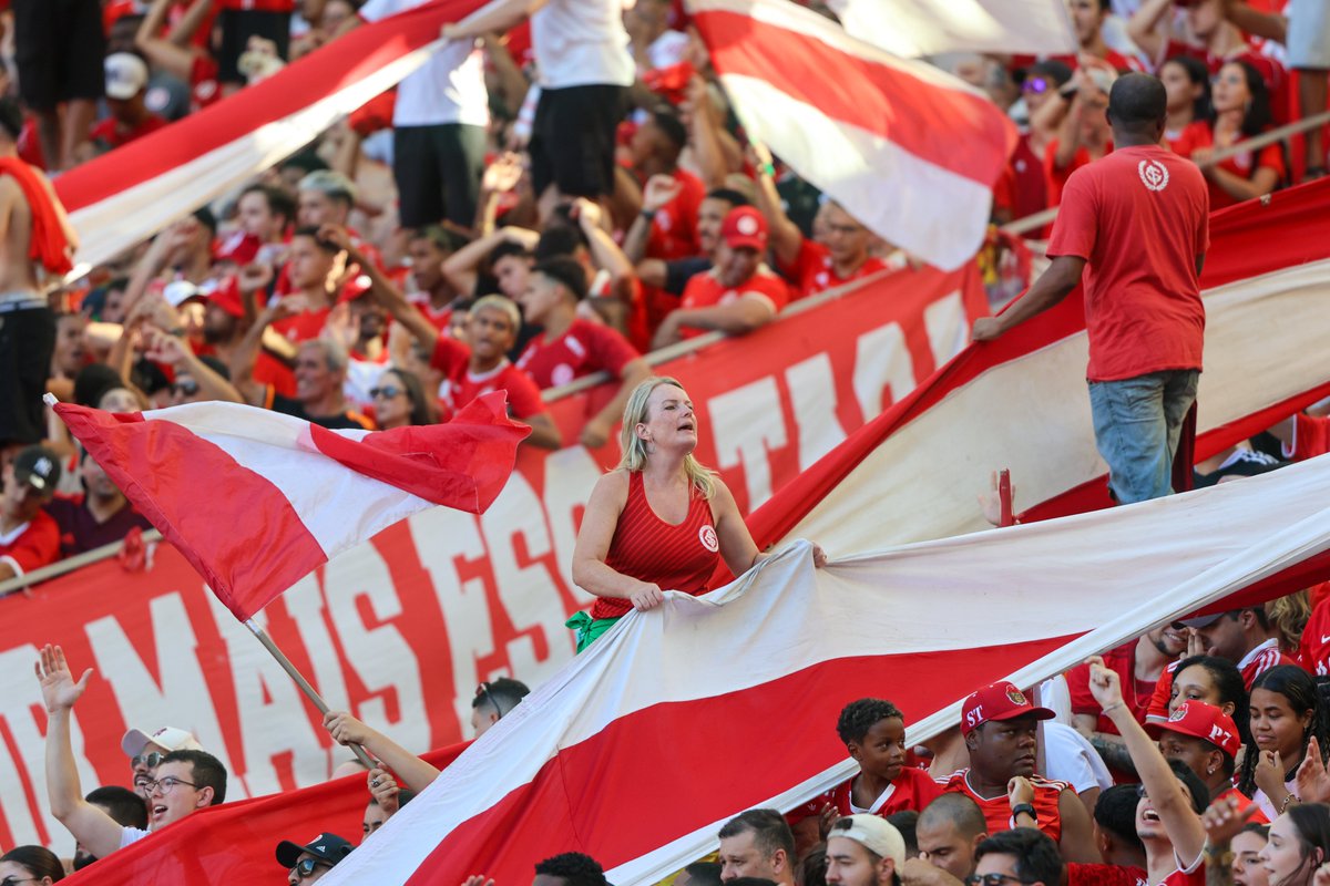 SCInternacional's tweet photo. O calor da arquibancada, que apoiou a equipe na conquista dos três pontos, com certeza, passou dos 35°C que marcavam nos termômetros. 🔥🇦🇹

𝗢𝗯𝗿𝗶𝗴𝗮𝗱𝗼 𝗽𝗼𝗿 𝗼𝗻𝘁𝗲𝗺, 𝗺𝗶𝗻𝗵𝗮 𝗻𝗮𝗰̧𝗮̃𝗼. 🫶🏻 https://t.co/LlGwdjLgbp