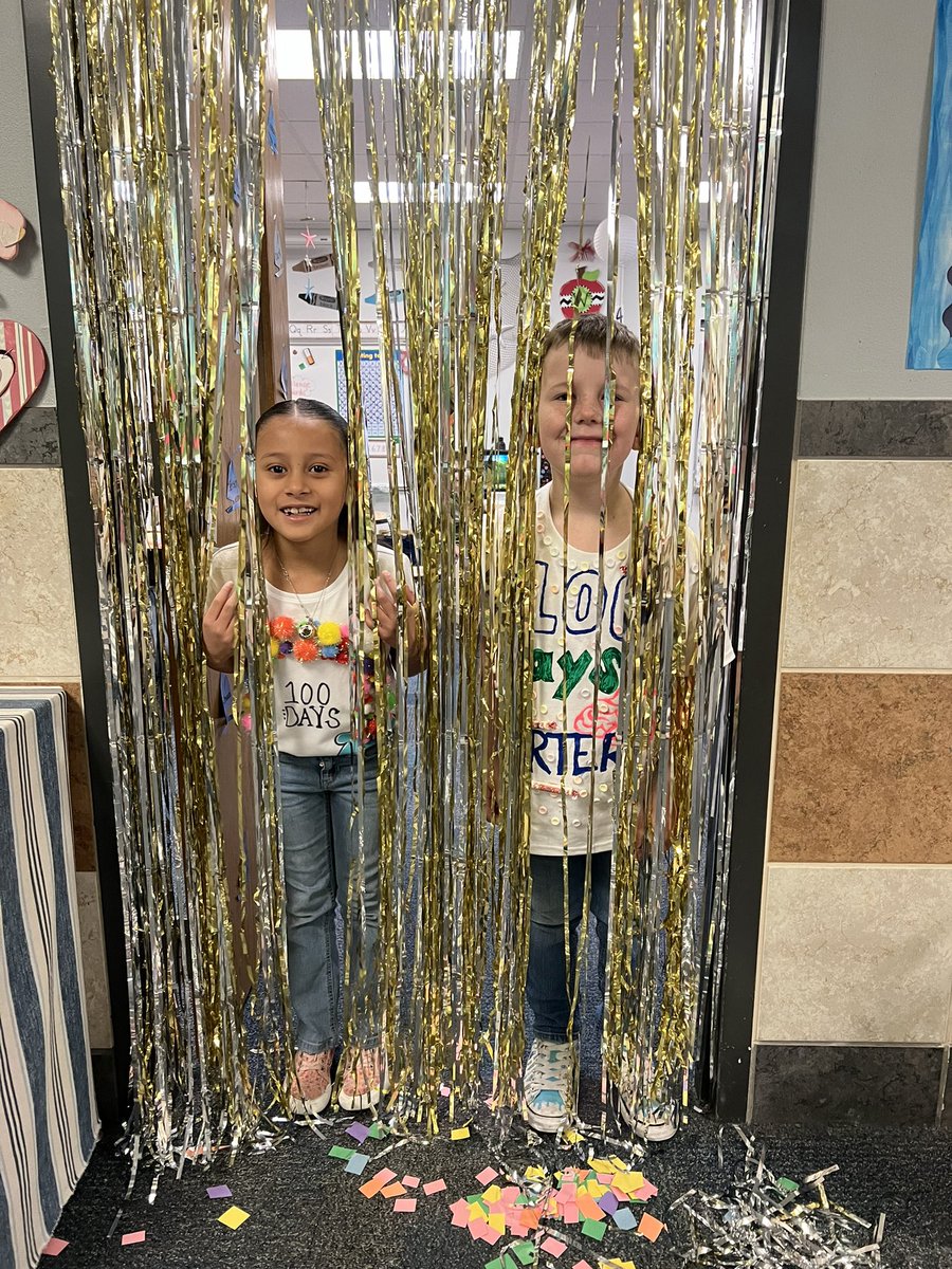 WeirClass's tweet image. Last week we celebrated such a wonderful 100th Day of School! The class made so many fun projects and even created a 100 made from rocks. 
💯🖇️✏️📚✂️🖍️
#100thday
#1stgradefun
#brockett