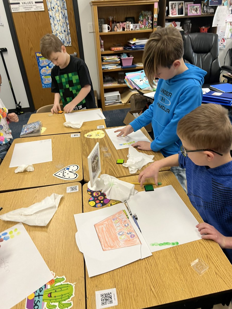 WeirClass's tweet image. Last week we celebrated such a wonderful 100th Day of School! The class made so many fun projects and even created a 100 made from rocks. 
💯🖇️✏️📚✂️🖍️
#100thday
#1stgradefun
#brockett