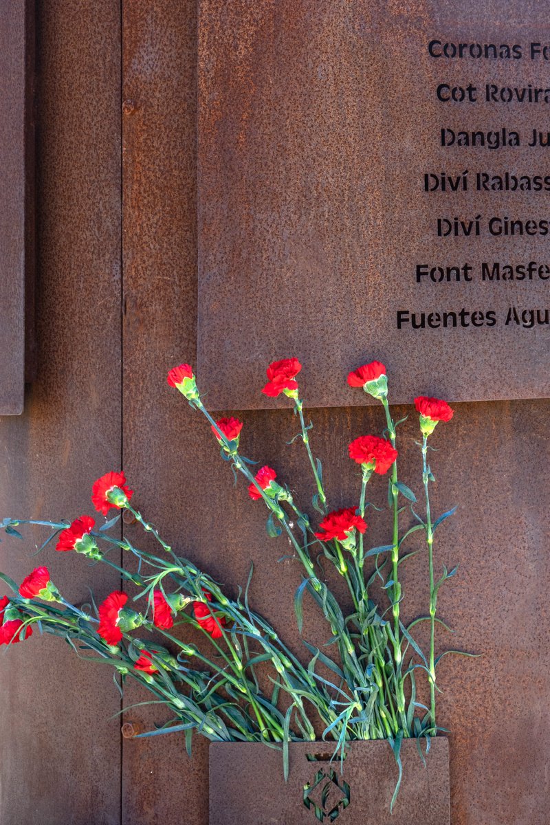 UnitatArgentona's tweet photo. Ahir vam participar a l'ofrena floral al monument de les víctimes de la guerra civil, emmarcat en les Jornades de Memòria Històrica que se celebren coincidint amb el Dia Nacional de l'Exili i la Deportació, que rememora l'inici de l'exili espanyol l'any 1939.

#memòriahistòrica https://t.co/mtpTBJZCHQ