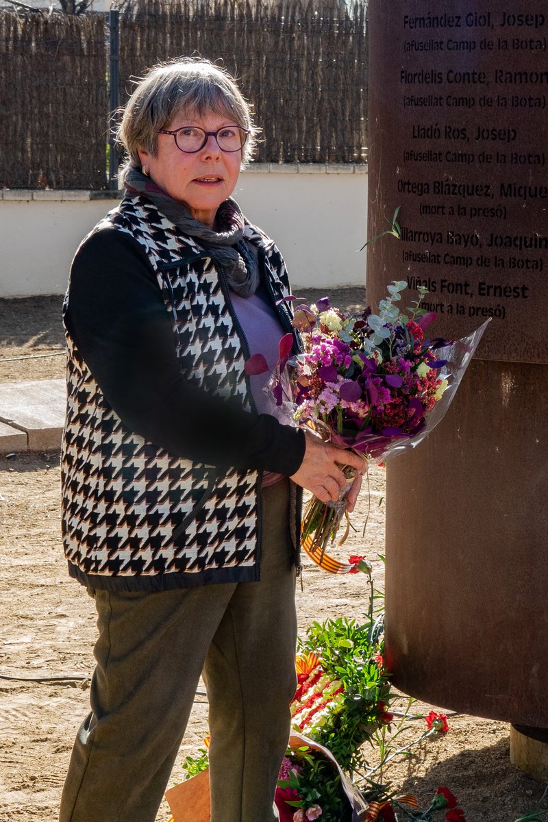 UnitatArgentona's tweet photo. Ahir vam participar a l'ofrena floral al monument de les víctimes de la guerra civil, emmarcat en les Jornades de Memòria Històrica que se celebren coincidint amb el Dia Nacional de l'Exili i la Deportació, que rememora l'inici de l'exili espanyol l'any 1939.

#memòriahistòrica https://t.co/mtpTBJZCHQ
