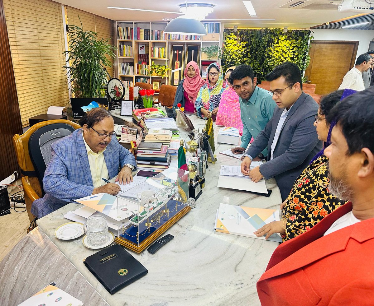 mrapavel's tweet photo. The schedule of the Rajshahi 1st Urban Youth Council Election 2024 has been officially announced today.

The Chief Election Commissioner and RCC Mayor A.H.M. Khairuzzaman (Liton) along with other election commissioners announced the timeline.
#SERAC #UYCB #RCC https://t.co/b0RHkyCBRt