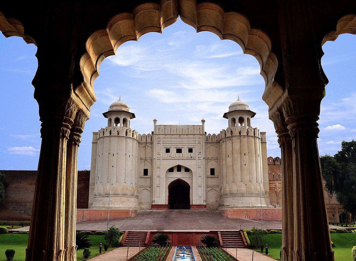 #ShahiQila
#Explore_Pakistan
#Lahore

بادشاہی قلعہ یا #شاہی قلعہ لاہور کا ایک تاریخی ورثہ ہے جو #پاکستان کے صوبہء پنجاب کے شہر لاہور میں واقع ہے۔ یہ قلعہ شہر کے #شمال #مغربية کونے پر واقع ہے۔ یہ قلعہ #مغلیہ فنِ تعمیر و روایت کا ایک نہایت ہی شاندار نمونہ نظر آتا ہے۔
بادشاہی قلعہ…