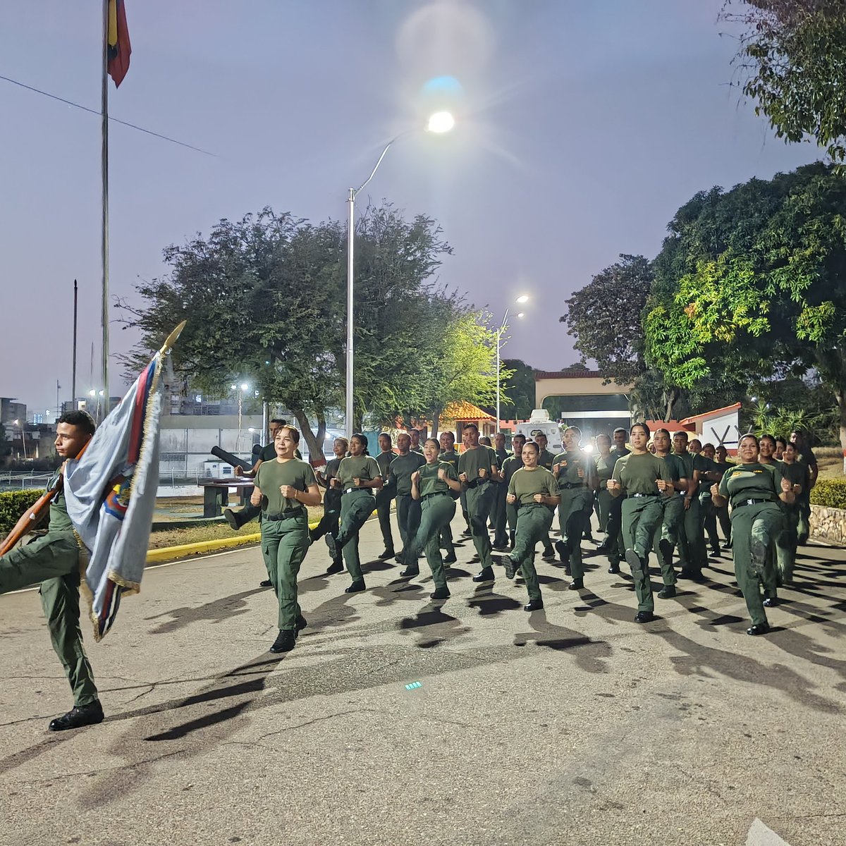 DigesaludFANB's tweet photo. #díadeladignidadnacional || #Enterate Con Motivo al 32° Aniversario de la Gesta Heroica de aquel #4f92, Nuestro Personal de la #RedSanitariaMilitar en perfecta unión Civico-Militar efectúo trote de rajucho en Conmemoración de los hechos históricos de esta importante fecha. https://t.co/Y59Tmoq4WG