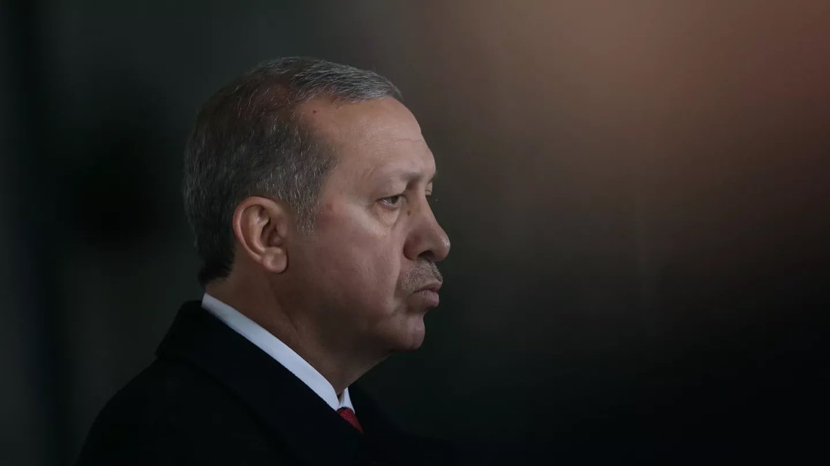 WHO18811938's tweet photo. ��Kısa bir durum tespiti…
👉Erdoğan 21 sene sonunda Tanrı sendromu kompleksi yaşıyor…
👉Siyasiler için 2 dönem şartı bu yüzden önemliydi…
👉Artık kendini durdurulamaz tüm gücü elinde tutan herşeyi kendi yaptığını zanneden bir kişilik bozukluğu..
👉Sevdiğine işine gelene ne istediyse veren sevmediğini ise hapishanelerde süründüren bir tek adam…
👉Artık korkudan kimse istifa bile edemiyor affını istiyor o ben kovdum sen istifa edemezsin diyor…
👉Yarattığı felaketi gören kaçıyor…
👉21 senede muhalefetin desteği ile Anayasa defalarca delindiği için artık AYM kararlarını bile sallamıyor. 
👉AYM Başkanları zamanında kendi çıkarları önünde iki büklüm eğildikleri için şimdi ne saygınlıkları kaldı ne güçleri…
👉Erdoğan Şeriat istiyor ama gerçek şeriat gelirse kendi ve yakınlarda bayağı bir el kol kelle kesilir biliyor.
👉Tüm cumhuriyet birikimlerini babalar gibi satıp yediği için elinde sadece kendi ç��karına göre yorumladığı Din kaldı…
👉Tarikatlar, aşiretler emrinde ama biliyor ki en ufak zayıflık gösterse ilk kellesini isteyecek yine onlar olur.
👉Ve eğer kontrolü kaybederse yargılanacağını ve hesap vermesinin mümkün olmayacağını farkında…
👉Köprüden önce son çıkışı emeklilik seçeneği artık onun için yok. 
👉Tek hayatta kalma şansı koltuğu bırakmamak. Ve bunun için ne gerekiyorsa yaptı yapacak. 
👉Gözü hiç doymadığı için Arap özentisi hiç bitmedi. Petrol zengini araplar gibi bir yaşam yaşamaya çalışıyor ama para bitti ve artık borç bulmakta bile zorlanıyor.
👉Ortadirek tamamen bitmiş. Fakir açlık sınırı altında zengin yandaş ise ultra zengin…
👉21 yıl halkı uyutan arka planda el sıkışan muhalefet artık halka inandırıcı kurtarıcı gelmiyor…
👉Eğitim, TSK, Sağlık tüm kurumlara tarikatlar çökmüş…
👉Çok rahat tehdit ediyor çok rahat tutuklatıyor ve çok rahat ödüllendiriyor…
👉Mesela Her gece bir imzas�� ile Orman arazilerini satıyor ama delik büyük artık yetmiyor…
👉O artık kendini Tanrı olarak görüyor…
👉Benden önce havalimanı mı vardı yol mu vardı okul mu vardı gibi konuşmalar bunun yansıması…
👉Demokrasi seçim varmış gibi yaparak geldiği bu yolculukta yol ayrımına geldi…
👉Artık 21 yıldır silemediği Atatürk’ü ve Türkiye Cumhuriyeti temellerini oluşturan Anayasa ve değişmez maddelerinden kurtulma zamanı.
👉Ayrıca yaşlandı ve öyle seçim varmış gibi filan yaparak uğraşmak istemiyor.
👉Bu yüzden YSK ve tüm devlet kurumları elindeyken yerel seçimlerden çok güçlü çıkıp dini bazlı adı şeriat olmayan kolu kellesi kesilmeyecek kurucu devlet lideri olup ölene kadar devam edeceği bir dini yönetim şekli istiyor.
👉Türkiye İslam Cumhuriyeti adlı yeni bir devlet kurulup kurucu liderlik ne güzel olur değil mi? 
👉Şeriat destekli konuşmaları, Milli Eğitim Bakanı ve Tarikatlar ile anlaşma yaptık sonra eğitim sistemini değiştirmeye hazırlanıyoruz  gibi açıklamaları beraber okursanız neye hazırlandıklarını daha net anlayabilirsiniz. 
👉Amacım kimseye umutsuzluk aşılamak değil. Amacım kimseye boş umut aşılamakta değil.
👉Amacım artık halkın kanser olduğunu kabul etmesi ve bu kanserin tüm bünyeye yayıldığını kabul etmesi. 
👉Ancak teşhisi doğru koyarsak doğru tedaviye başlanabilir…
👉21 senelik kabusun finalini belirlemek tamamen halkın elinde. 
👉Ya uyanıp bu leş adalet hak hukuk olmayan sisteme dur diyecek ya gelecek nesillere bir yıkıntı miras bırakacak…
👉Ve Atatürk’ün yıllarca önce bu halka hediye ettiği hakları kaybedecek ve belki bir yüz yıl daha geri alamayacak…
#cokusdonemi