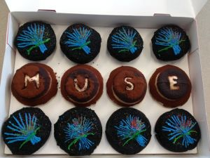 lectersknives's tweet photo. fun fact : after muse finished their gig at the seattle keyarena stage in 2013 (1 feb), they were given cupcakes by a local cupcake bakery! i think this is really cute!! they also played two nirvana riffs (school, negative creep), as a tribute! (nirvana originate from seattle) https://t.co/XZNbIJFtOS