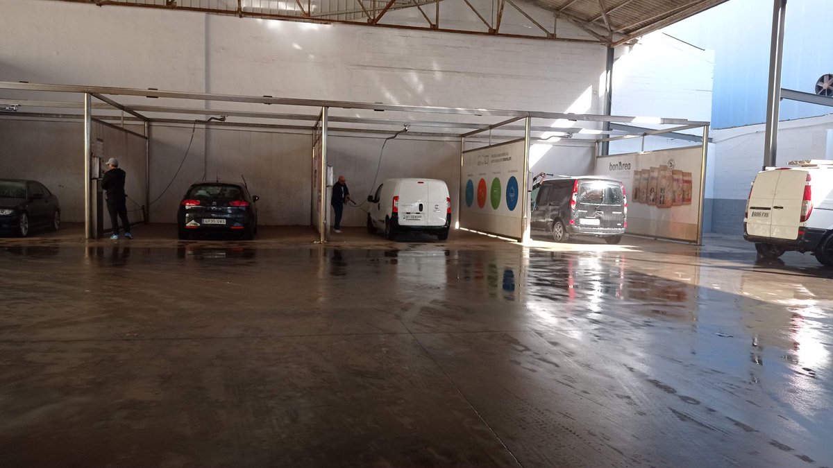 Avui mateix. Milers de litres d'aigua per netejar cotxes. Cap restricció.
Mentrestant, -80% aigua x agricultura.
I voleu portar aigua de València "per solidaritat"!
Després, amb quin argument direm no al transvassament de l'Ebre a Murcia?
IRRESPONSABLES! <a href="/dmascort/">David Mascort</a>