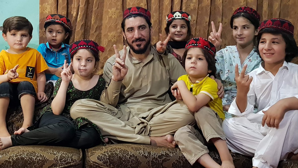 Fareedafridi22's tweet photo. په کتلو ورته سترګی نه مړیږی
ځینی خلک د ګلونه په مثال وی

#ManzoorPashteenHeldHostage https://t.co/9BC8AvzaJS