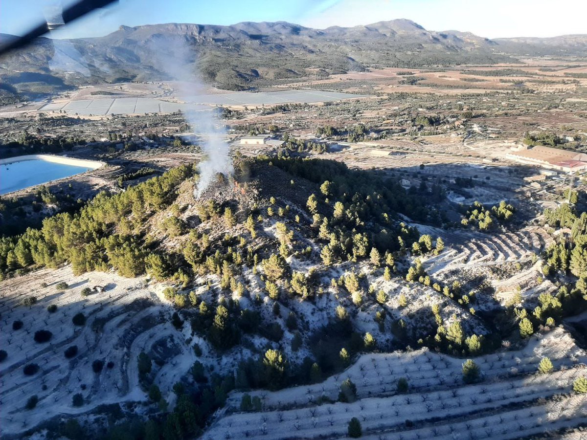 112rmurcia's tweet photo. Efectivos del PLAN INFOMUR han Estabilizado un incendio forestal en el Cerro de San Jorge a 300 metros del Castillo en #Moratalla https://t.co/T74g0xbgxt https://t.co/3fh4P0TUin