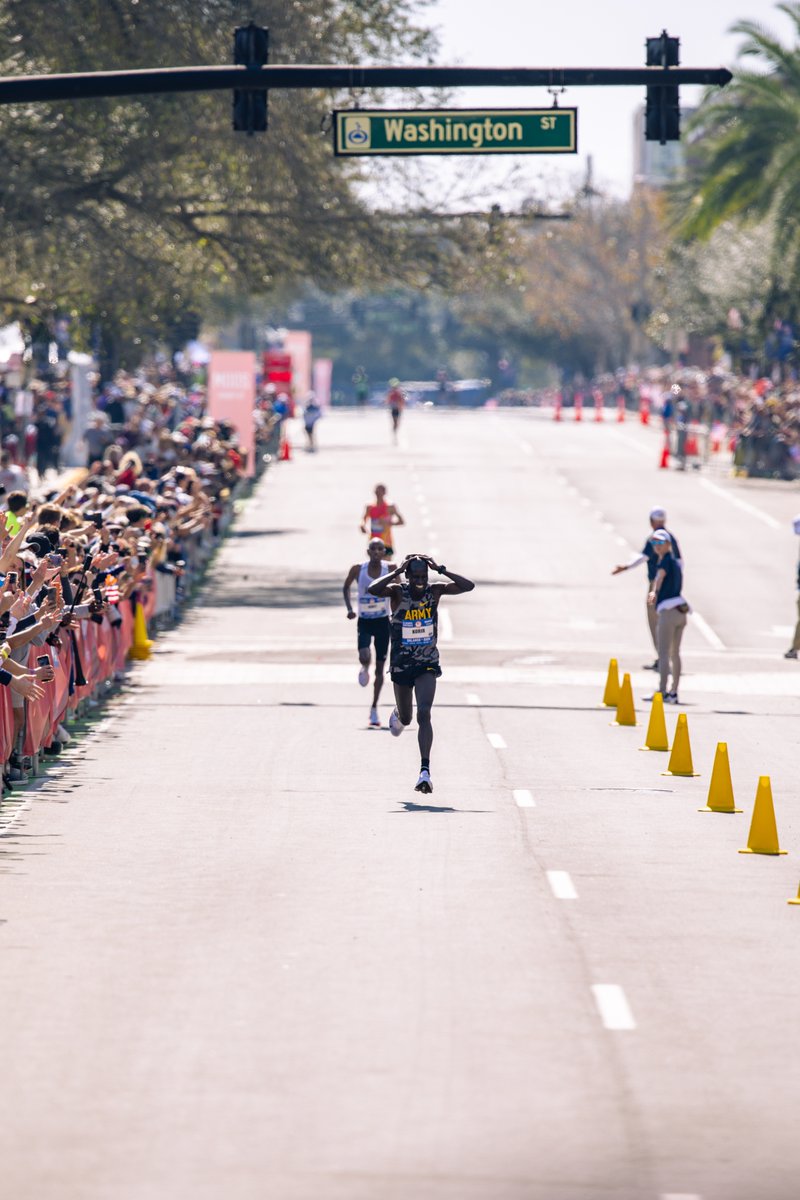 Justin_Britton's tweet photo. Final 100m of yesterday's race, Lenny Korir seeing that he locked up the 3rd spot. Would love to know what was going through his mind. 

Photos for @CitiusMag https://t.co/mn2ioV1gar