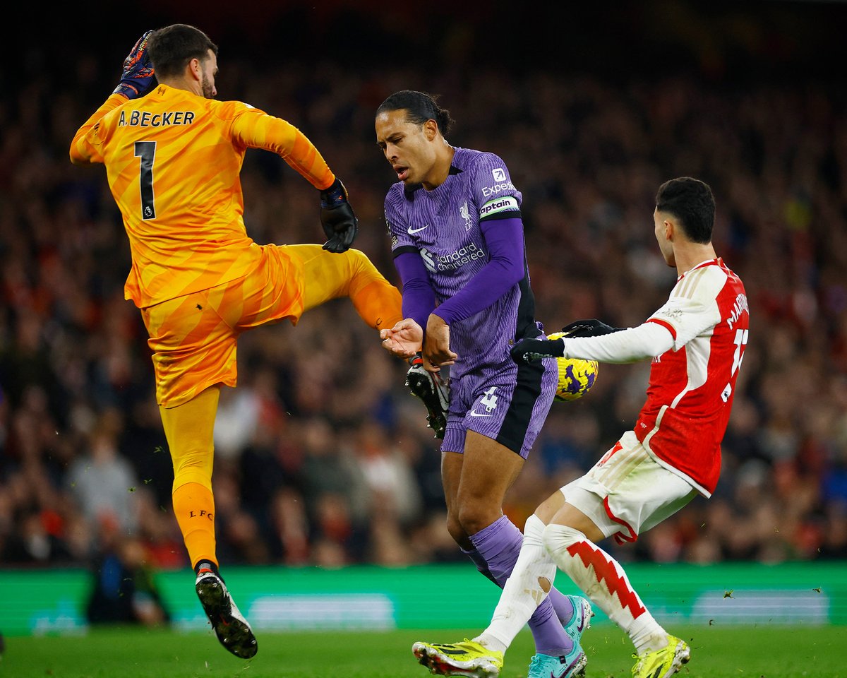 premierleague's tweet photo. Confusion between Alisson and Virgil van Dijk, and Gabriel Martinelli is able to go through on goal unopposed to give Arsenal the lead once again!

#ARSLIV https://t.co/rUKCf3fYkY