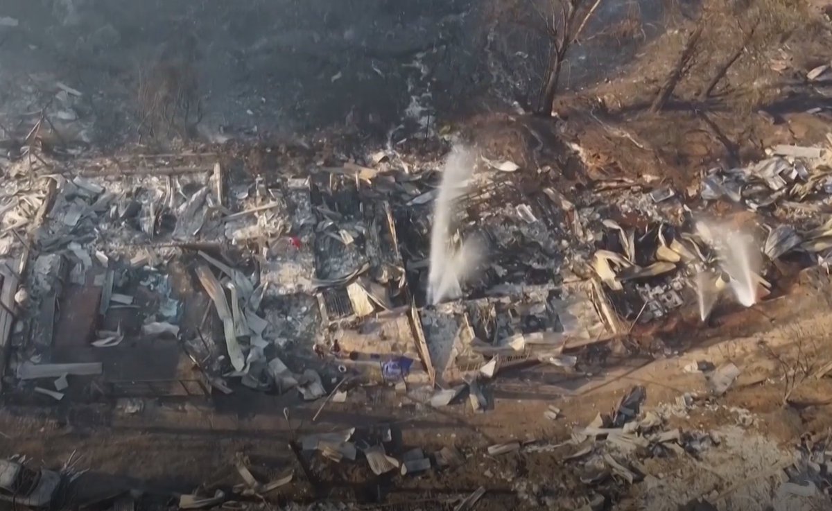 ferrandalmau78's tweet photo. Actualización #IncendiosForestales #Chile #ChileWildfires #Valparaíso #VinadelMar 

Al menos 64 fallecidos a 17:40CET 04/02/2023
372 desaparecidas
83 localizadas
+ de 3.000 edificaciones destruidas 

#IFValparaíso 2014
15 fallecidos
+más de 500 heridos
2900 viviendas destruidas https://t.co/SJkSWCsRz5