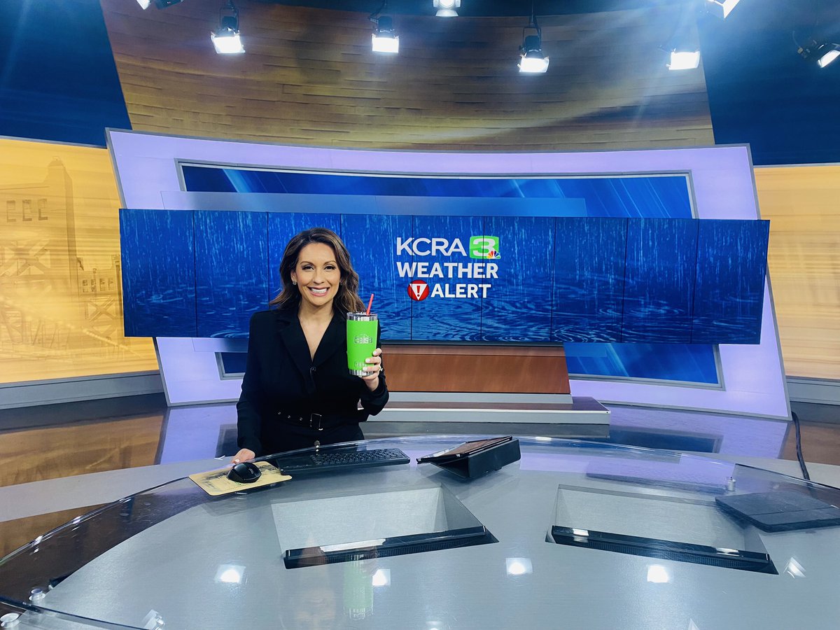 I’m ready for our <a href="/kcranews/">kcranews</a> 
Weather Alert Day! Thanks <a href="/CALSAfamilia/">CALSA</a> for my green mug. It matches Doppler. 💚💚