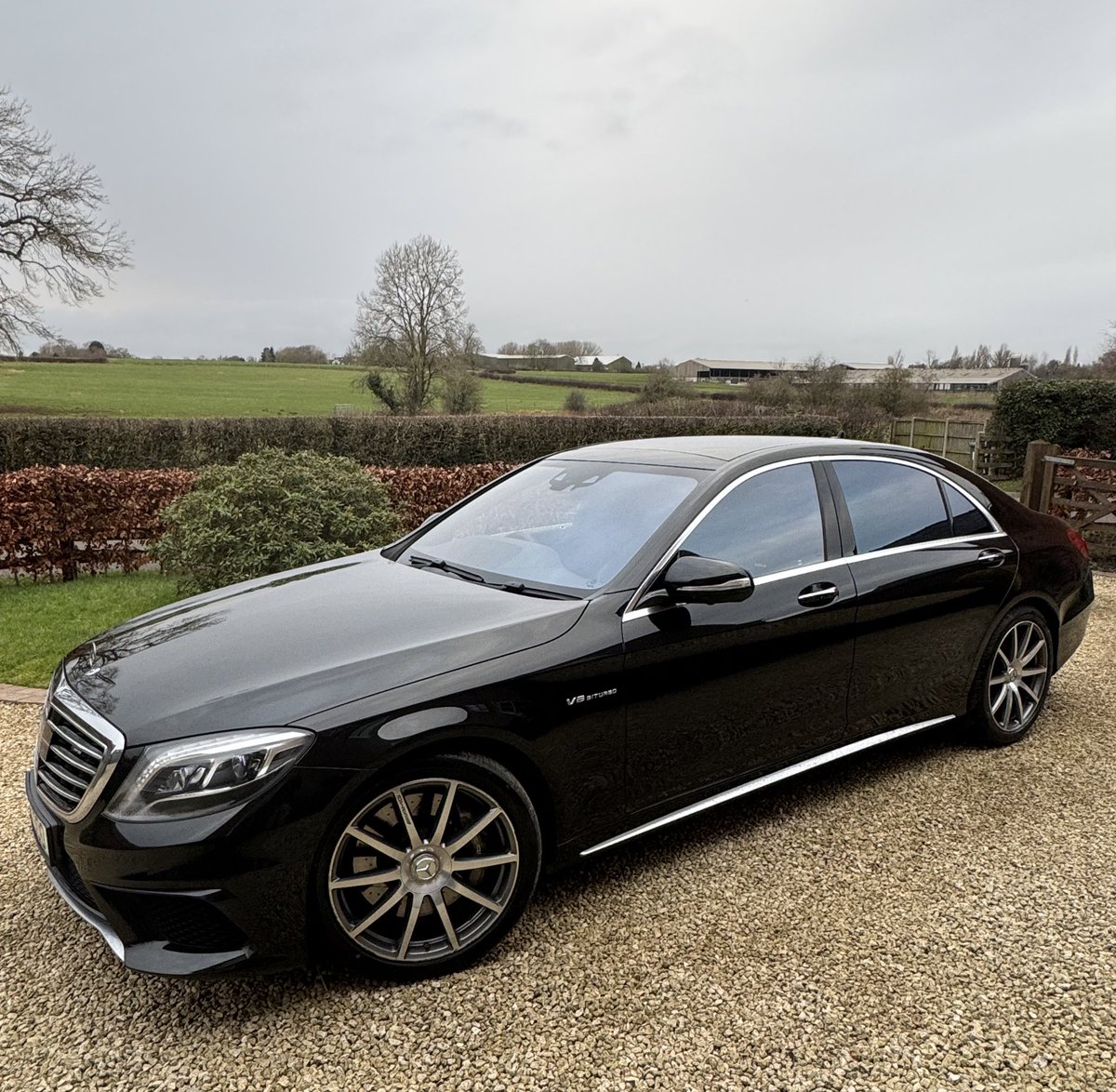 We’re incredibly fortunate to have this very high specification Mercedes S63L AMG in stock at the moment, but not as fortunate as the person who ends up buying it. Costing over 140k new this high performance model represents insane value today at only £32,995 WOW 🤩