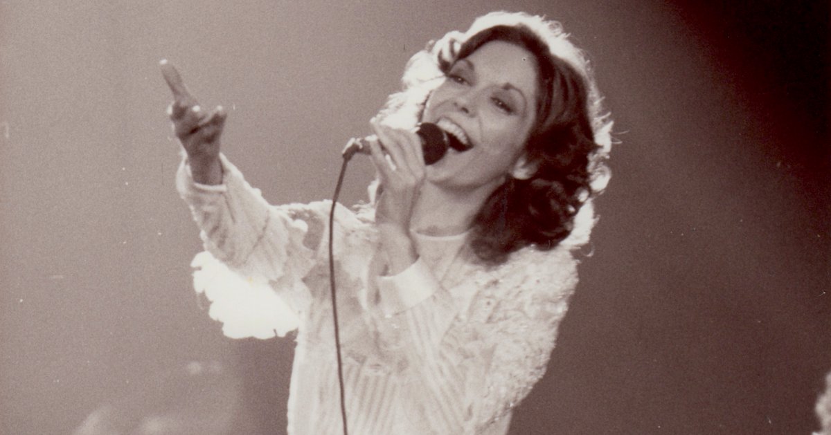 What do @MichaelOrland and I share in common? We remain in awe of the amazing Karen Carpenter -remembering her today with our own tribute youtube.com/watch?v=1nfgdH…