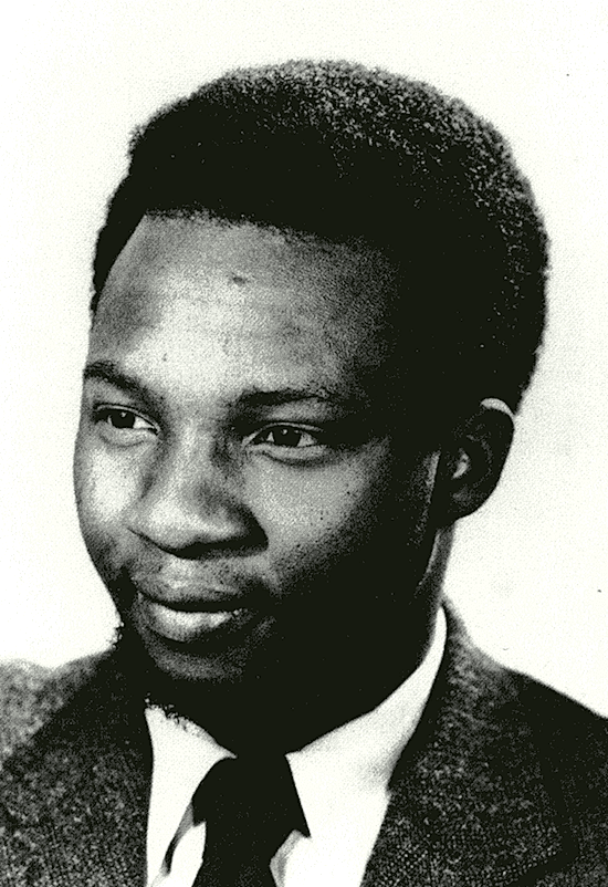 Devoir de Mémoire !
4 février 1980 - 4 février 2024.
44 ans depuis la disparition de l'un des plus célèbres écrivains africains, le guinéen Camara Laye, auteur du roman " l'enfant noir ".
Repose en paix. Amina !