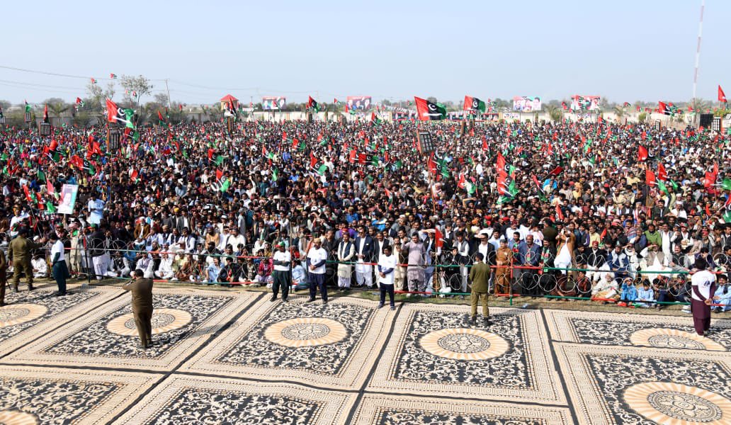 MediaCellPPP's tweet photo. صادق آباد جلسہ عام میں عوام کا جم غفیر اس بات کا واضح ثبوت ہے کہ آنے والا وقت پاکستان پیپلز پارٹی کا ہے۔
@AseefaBZ 
#چنو_نئی_سوچ_کو https://t.co/RhTj3zylaw