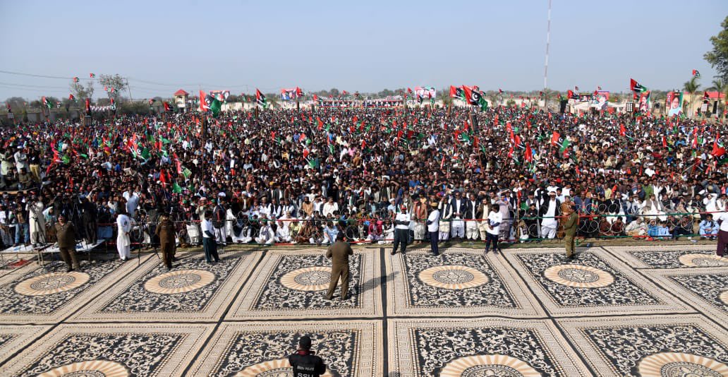 MediaCellPPP's tweet photo. صادق آباد جلسہ عام میں عوام کا جم غفیر اس بات کا واضح ثبوت ہے کہ آنے والا وقت پاکستان پیپلز پارٹی کا ہے۔
@AseefaBZ 
#چنو_نئی_سوچ_کو https://t.co/RhTj3zylaw