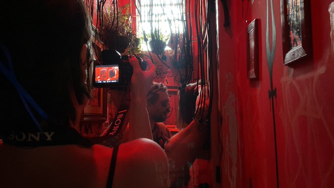 dia de gravar na festa da carne e das vaidades&hellip; bloquinho de carnaval e sexo no banheiro de bar. imagine