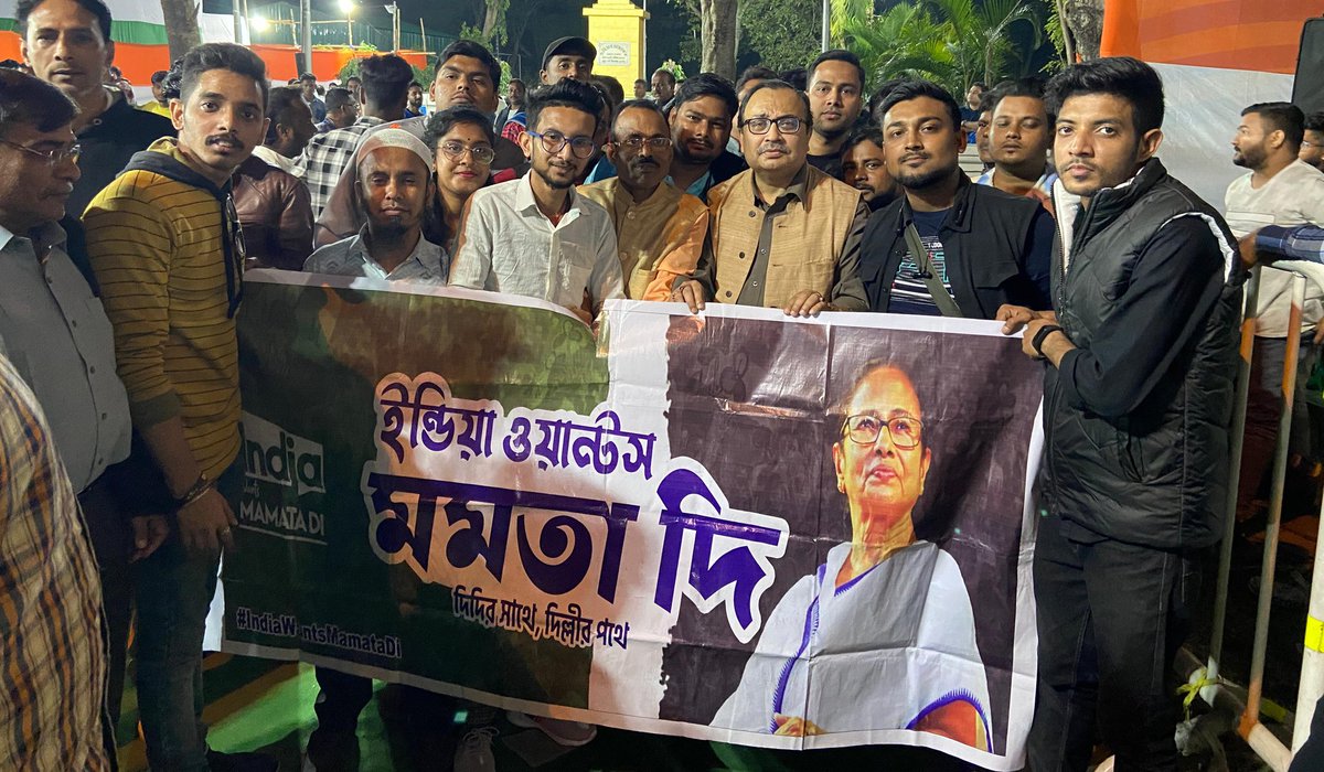 IndiaWantsMB's tweet image. Proud Moment as the @IndiaWantsMB community stood in solidarity with #TMYC at the #DharnaManch against injustice and deprivation towards #Bengal by @BJP4India.
Our team had an incredible opportunity to meet esteemed personalities @KunalGhoshAgain, @sayani06, @Dolasen7,