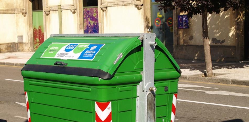 AlanVargasR's tweet photo. Rescatistas utilizan escalera para llegar a la parte superior de un contenedor de basura y sacar una mujer. Ella estaba “de pie/hablando/gritando, pero no estaba lo suficientemente alerta para responder preguntas”
https://t.co/8stLXuHxWl https://t.co/OYlfZIzZHr