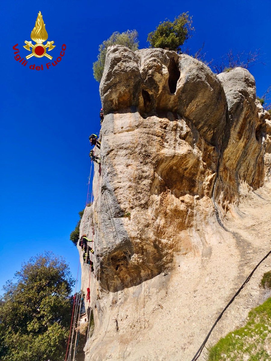 vigilidelfuoco's tweet photo. Con corde, moschettoni e le giuste tecniche, i #vigilidelfuoco del nucleo #SAF si addestrano ad Arrone, vicino l’eremo della Madonna dello scoglio: progressioni verticali lungo una parete rocciosa a strapiombo per simulare operazioni di soccorso

#addestramentiquotidiani #Terni https://t.co/l64wxttvgB