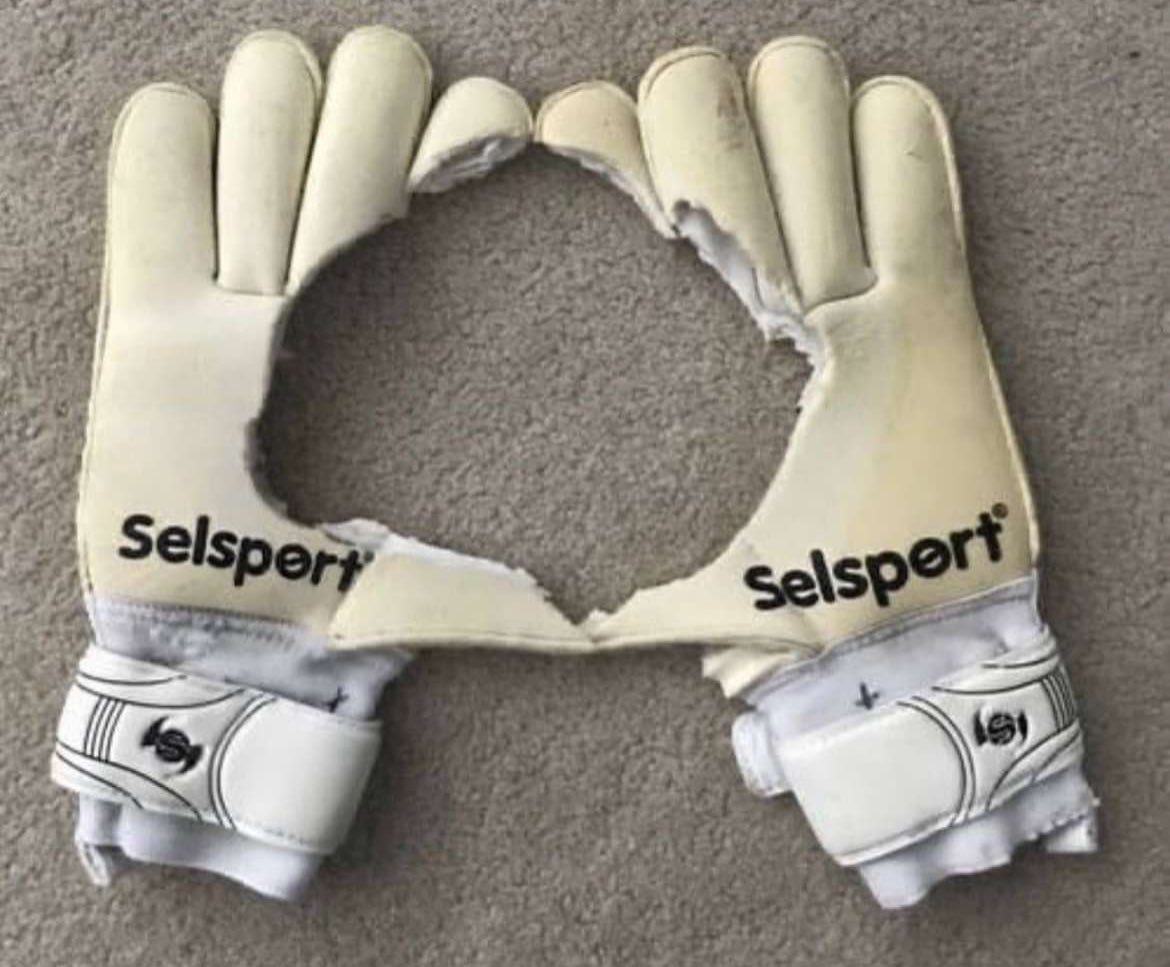 amitttrmfc2's tweet photo. @TheEuropeanLad Alisson’s gloves https://t.co/d5s0Ek3hI7