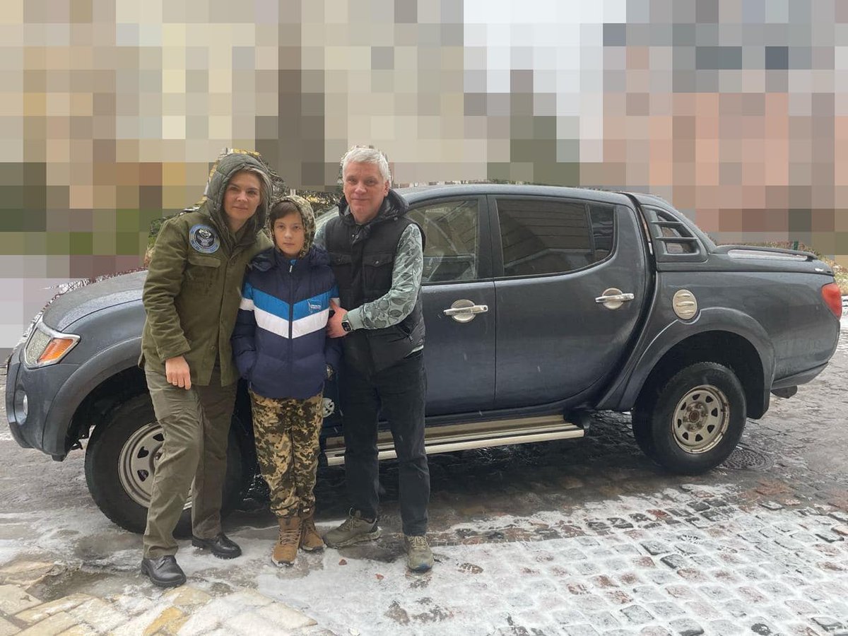 A wonderful weekend together with my son and for the benefit of the Armed Forces of Ukraine 🥰

🙌We sorted and packed useful "gifts" for one of the units that defends our country in the east📦

Details: surl.li/qdxrg