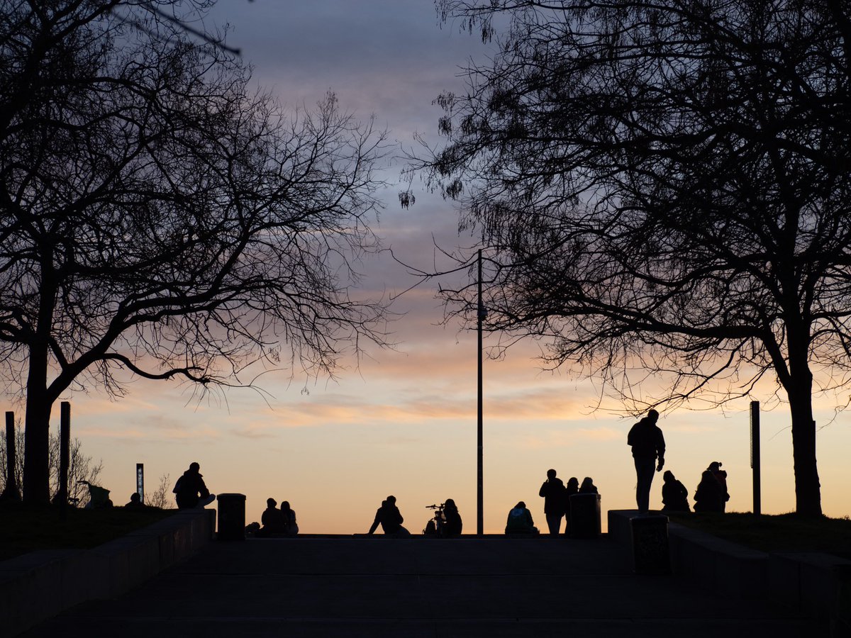 c’è un posto, sopra la città,  dove le persone vengono a guardare il tramonto. 
ciascuno con la sua storia, ciascuno con il suo segreto dentro al cuore. 
bellezza esserci. 
#Milano