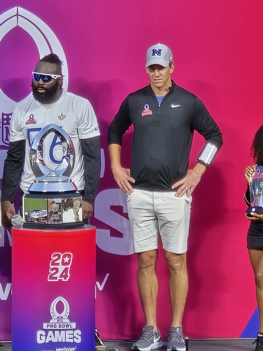 FootballPlayCrd's tweet photo. https://t.co/dPpjJAojyK helps @EliManning and the #NFC with the #ProBowlGames
#FootballPlayCard #FlagFootball https://t.co/Wz8A8QBaQp