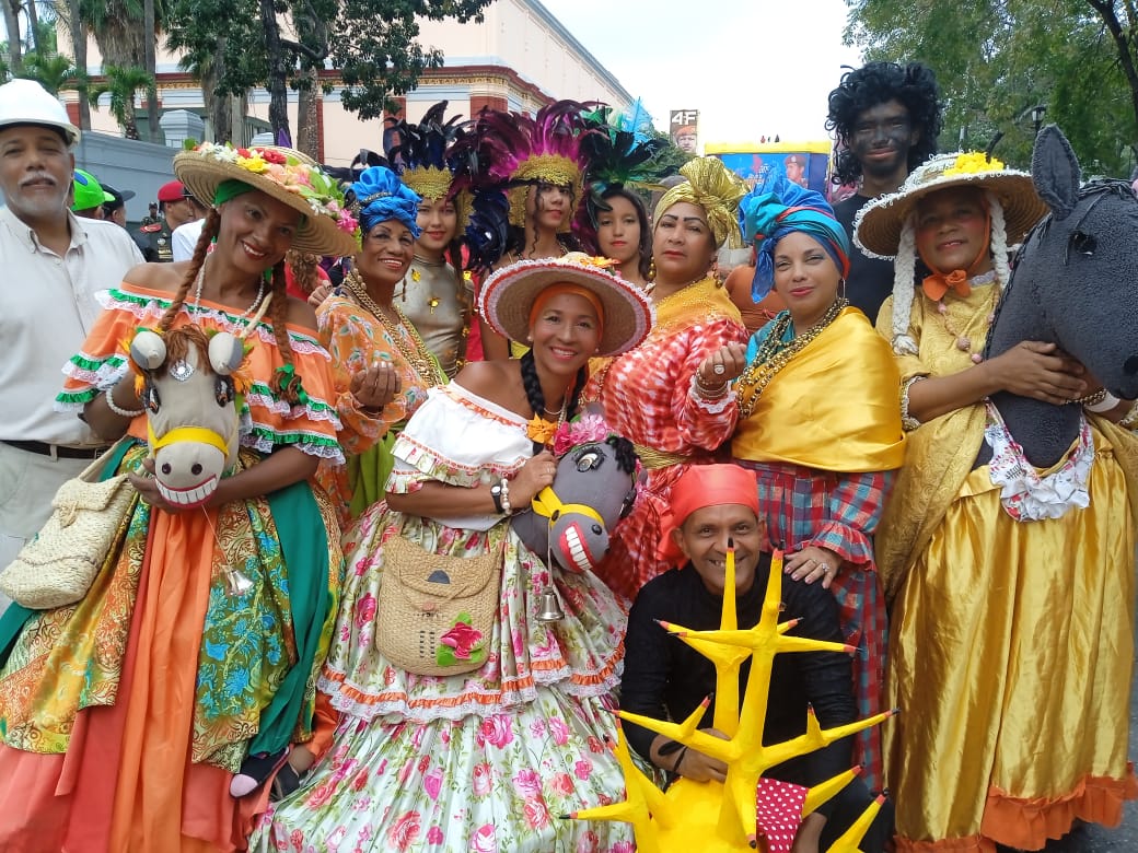 #Hoy la ciudad de #Caracas recordó con sus calles desbordada en un mar de gente alegre que sigue leal al proyecto bolivariano.

¡Que Viva el 4F, Día de la Dignidad Nacional!

#4FDelPueblo 
<a href="/NicolasMaduro/">Nicolás Maduro</a> 
<a href="/VillegasPoljak/">Ernesto Villegas Poljak</a> 
<a href="/kvmillan/">Karen Victoria Millán</a> 
<a href="/alejandrasilvia/">Alejandra Silvia</a> 
<a href="/VeMisionCultura/">Misión Cultura</a>