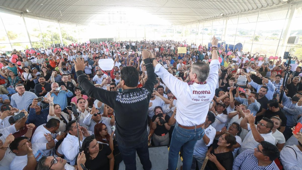 Hoy en #TuxtlaGutiérrez nuestro precandidato a la gubernatura del estado <a href="/ramirezlalo_/">Eduardo Ramírez</a> , continúo transmitiendo su mensaje a militantes y simpatizantes sobre el movimiento de la transformación y la #NuevaEra en #Chiapas. 

#JuntosPodemosMás