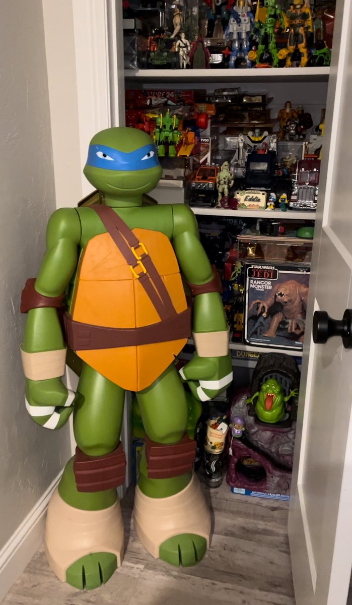 InfinityToyzOKC's tweet photo. My LARGEST @GoodwillIntl find to date!  A TMNT Leo that is over 4’ tall!  Couldn’t pass him up for the price &amp; I now have a sentry to stand guard over my collection! 😂 https://t.co/hiaPboxO4n