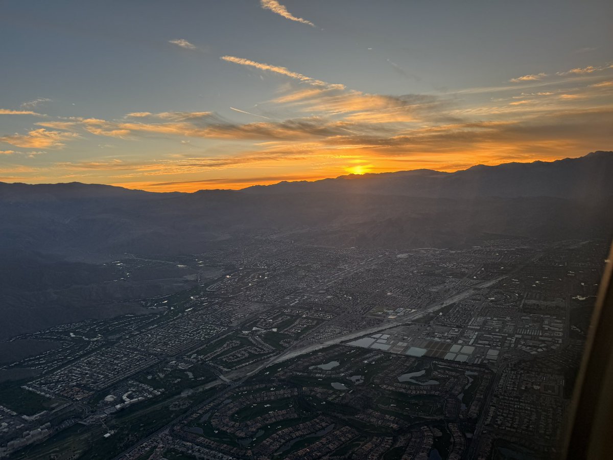 amy_oosterhouse's tweet photo. @RoadtripC @sl2016_sl @FitLifeTravel @leisurelambie @LiveaMemory This is a theme a can get into👍🏻#SundaySunsets #Fromaplane https://t.co/nreTUw5Opk