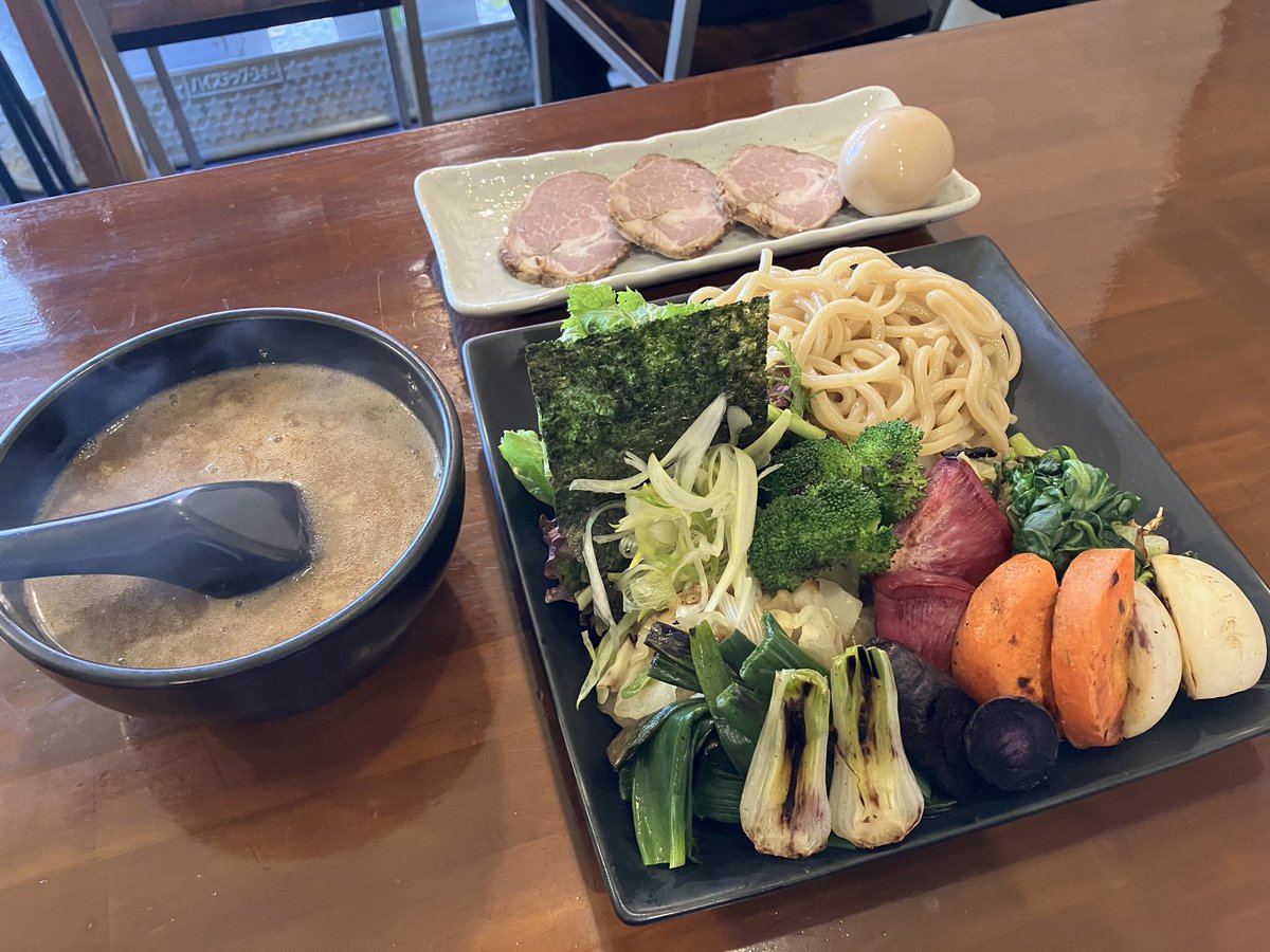 CHIPAN48200845's tweet photo. ＃camino       池尻大橋

高級住宅街の店。
一見さんだったのでこちらで。

このジャンルは無茶苦茶難しいなぁ。
これだけの種類の野菜だと季節によって甘味もばらつきそうだ。それに合わせるとスープの調整も激ムズ。

店内は常連さん中心で内装共々ほっこりムード。背脂入りの醤油が人気の模様。 https://t.co/dB3z7f7UXc