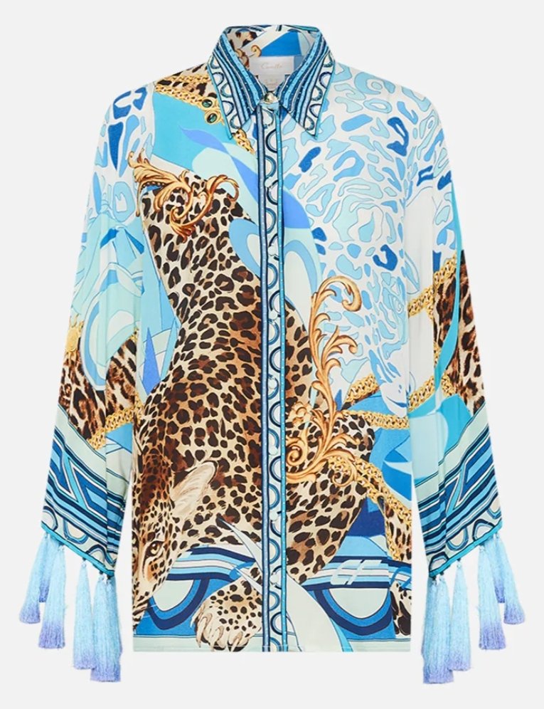 Nachdem <a href="/koeppenjan/">KÖPPI 🚹</a> 's Oberbekleidung eben schon von mir behandelt wurde, jetzt noch Sonjas Cheetah-Shirt von "Camilla".

Hübsch, bunt und wild
wie die Trägerin. 😄

Gibt's hier:
au.camilla.com/collections/sk…

#ibes #ibes2024 #Dschungelcamp