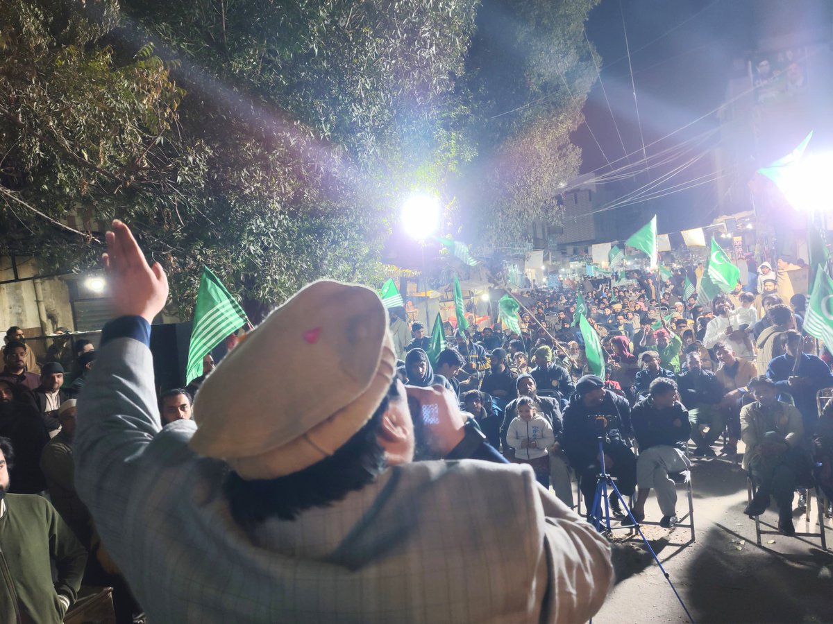 KhalidViewz's tweet photo. پاکستان مرکزی مسلم لیگ فیصل آباد
"اھلیان نورپور نے کرسی کے حق میں اپنا فیصلہ سنا دیا"
مرزا حق نواز امیدوار این،اے-104
حکیم طاہر عثمان امیدوار پی پی-110
نورپور ملت روڈ میں جلسہ عام سے خطاب کرتے ہوئے https://t.co/dCxW2D055v