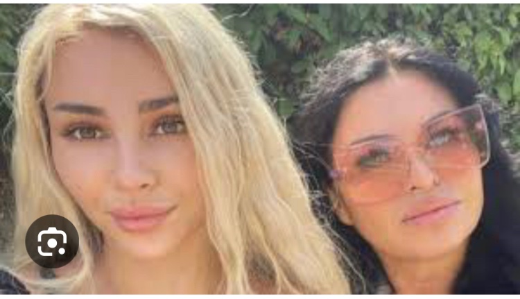 Her ma looks like Molly kinda