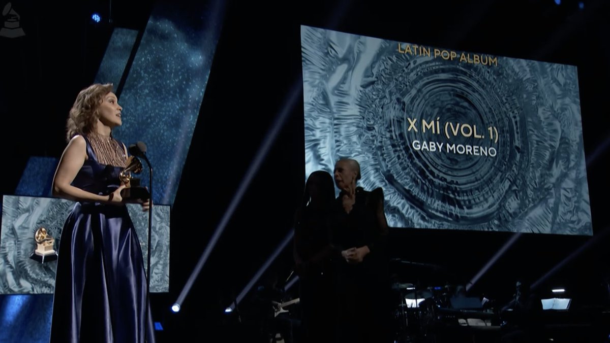Gaby Moreno fue galardonada con el Grammy en la categoría de "Mejor Álbum de Pop Latino" por su material discográfico "X Mí Vol.1. La cantautora guatemalteca previo a recibir el premio, había interpretado su versión de "Luna de Xelajú" en el escenario de los Grammys.⬇️