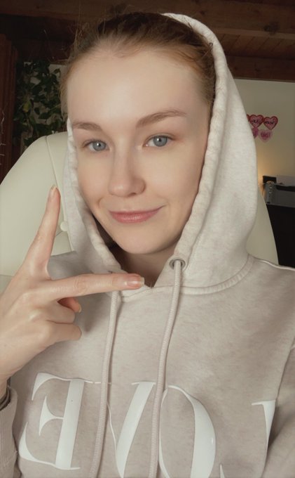 Live on mfc for the realest girl next door experience of your life 😂 https://t.co/wAk8Vov7zG https://t