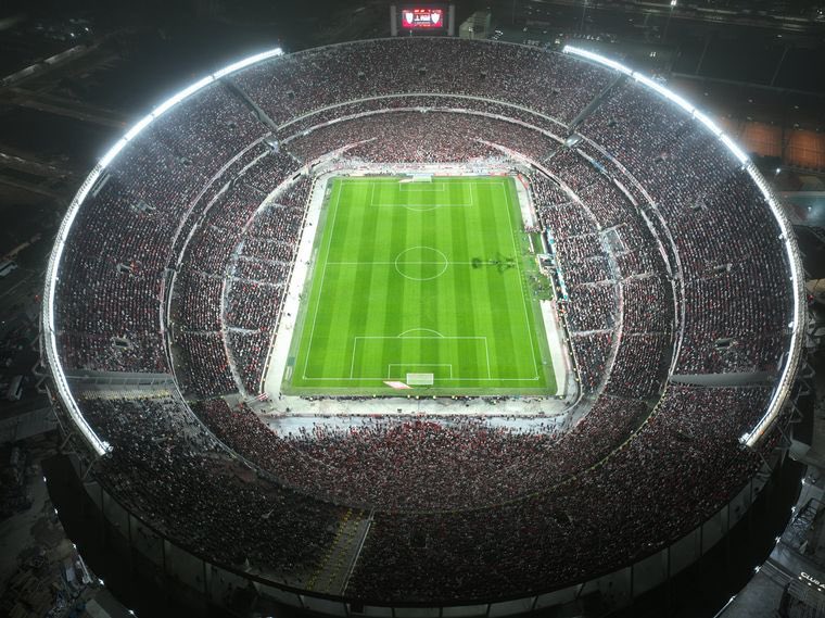 altocandombe's tweet photo. Desde el fin de la pandemia el monumental #SouldOut x 50 partidos consecutivos, las últimas con su nueva capacidad 86 Mil hinchas #ElMasGrandeLejos #RiverPlate #RecordsGuinness https://t.co/S4L31MvuU1