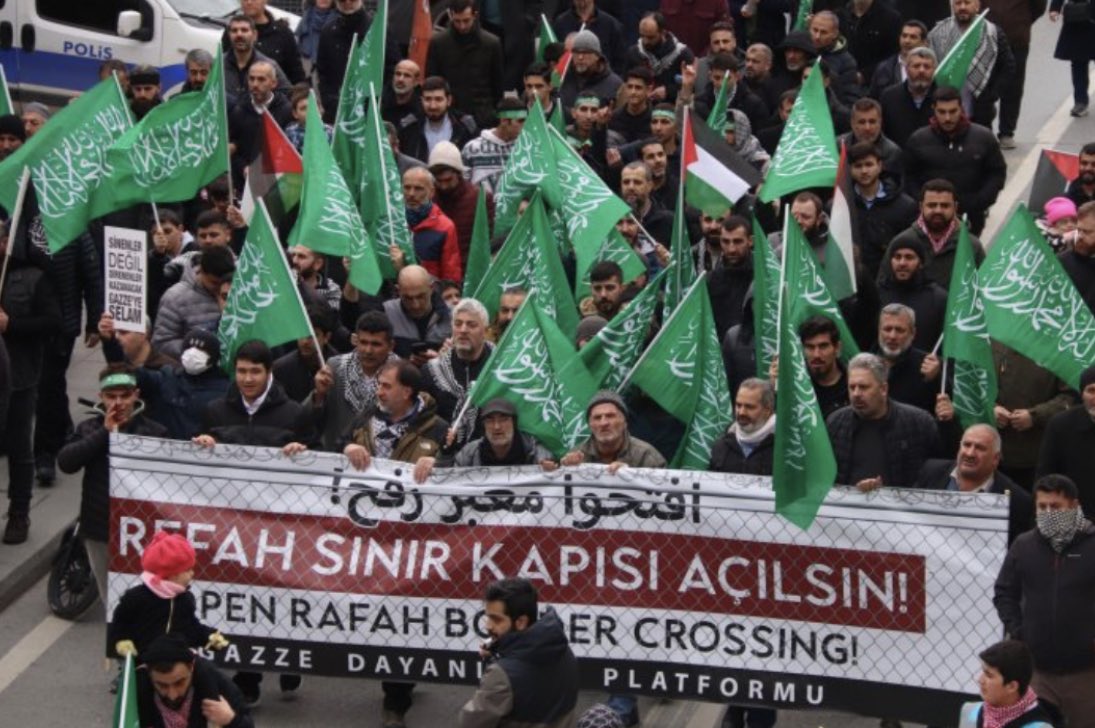 hamzaer_'s tweet photo. Fatih’ten Beyazıt’a, Siyonist çetenin işlediği soykırımı lanetlemek ve direnişi selamlamak için yürüyüş gerçekleştirildi.

Siyonist vahşete alışmayan, susmayan, oturmayan tüm kardeşlerden Allah razı olsun!

#akmer #gaza #gazze #gazagenocide  #freepalestine #rafahopenborder https://t.co/oIN4LOcEnt