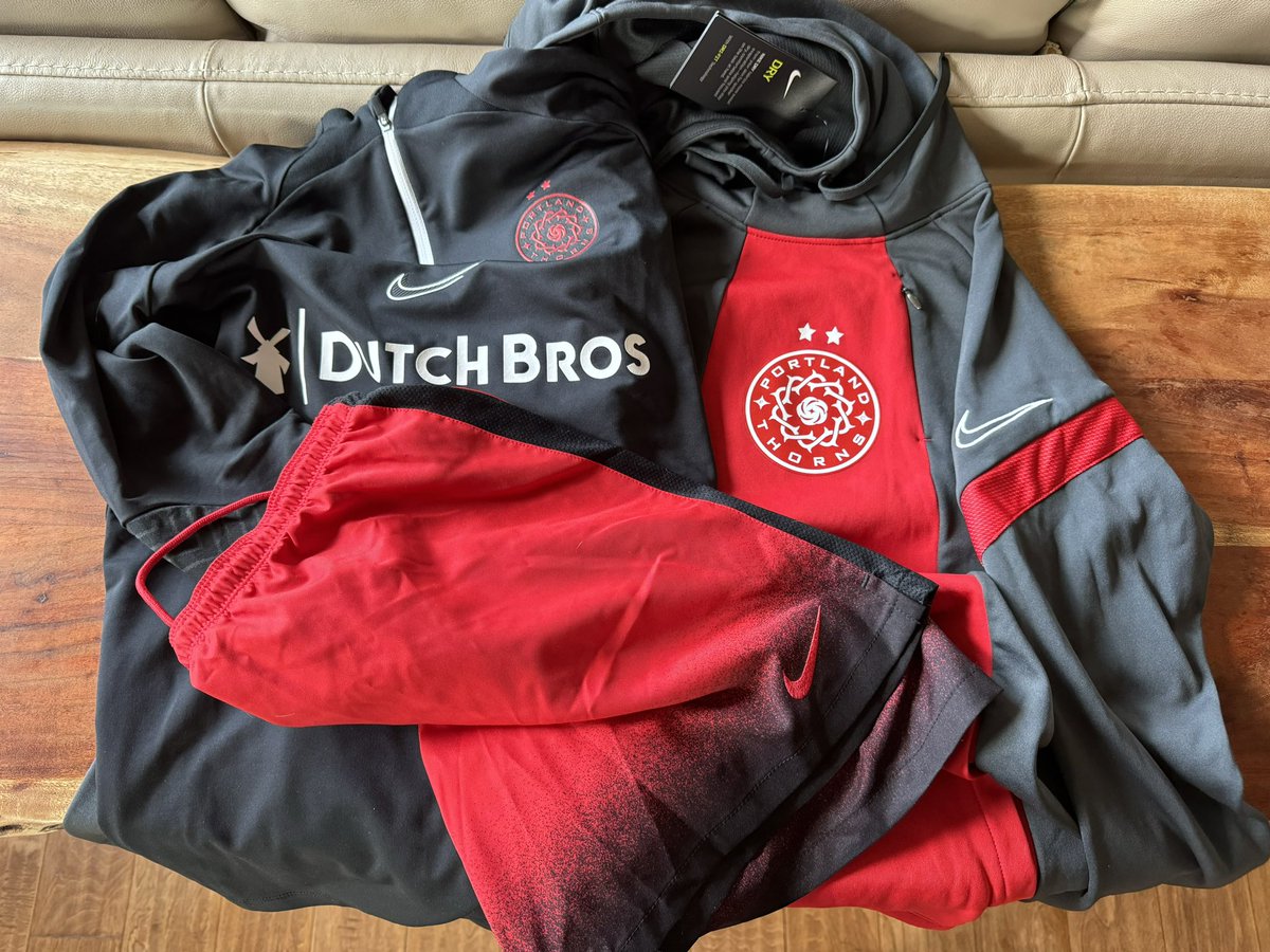 +3 points and a shutout W for the Thorns Academy ECNL 11G today. Added some new @nike gear from the 1st team Thorns at the Thorns Academy garage sale.⚽️🌹