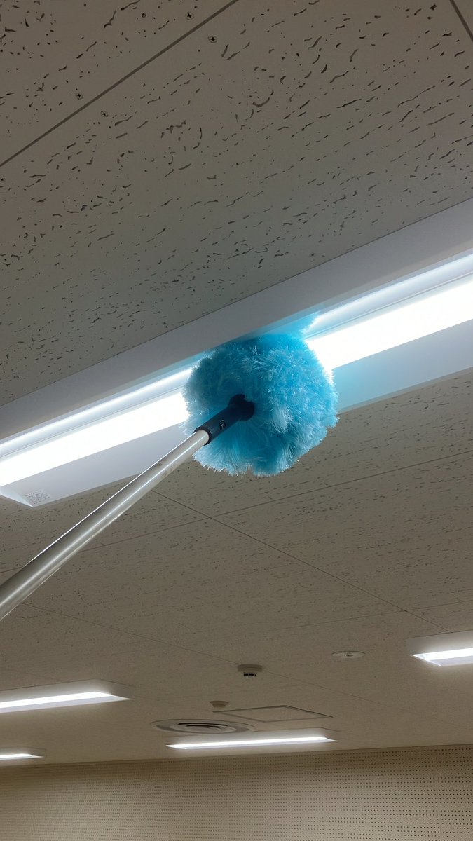 おはようございます☀
本日は床の表面洗浄＋Wax塗布作業！

…の前に照明機器のホコリ落としからスタートです！

本日午後から雪の予報ですね☃️
ご安全に🦺