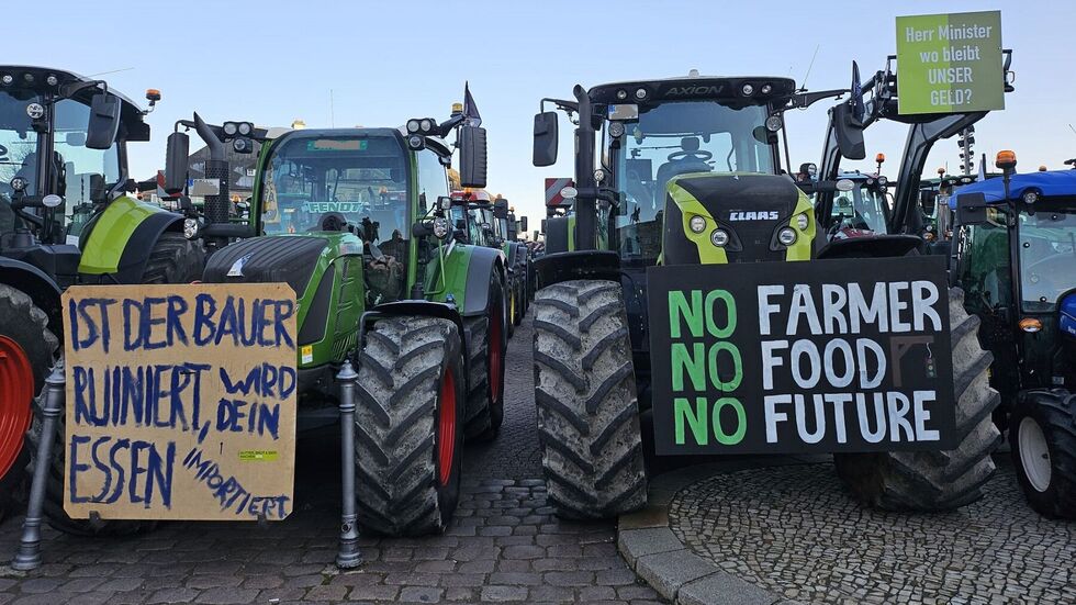 rebew_lexa's tweet photo. 🚛 Anfrage der #Spediteure an #Landwirte 🚜
Welcher #Landwirt hat am Sonntagabend Zeit und möchte die Spediteure bei einer großen Aktion unterstützen?
Anforderungen:
1. Eigener Traktor (o.ä.) mit vollem Tank
2. Zeit bis in die frühen Stunden des Montags
Treffpunkt:
⏱ Sonntag, 22 Uhr
📍 Groß Klessow ggü. Kfz-Hilfsdienst, #Lübbenau
Alle weiteren Informationen bekommt ihr von den Organisatoren vor Ort.
💪 Gemeinsam sind wir stark! 💪