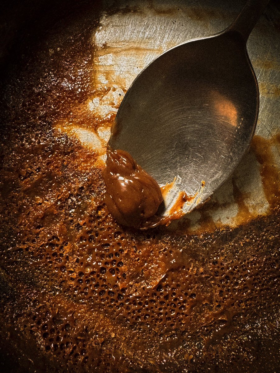 pedrolucca2003's tweet photo. Entender que as vezes não se raspa a panela do brigadeiro pelo sabor ou porque é um desperdício não raspar, mas sim por entender que raspar a panela é família, amigos e paixões, raspar a panela é colecionar um momento que não volta mais… https://t.co/FUBuxDQnXw