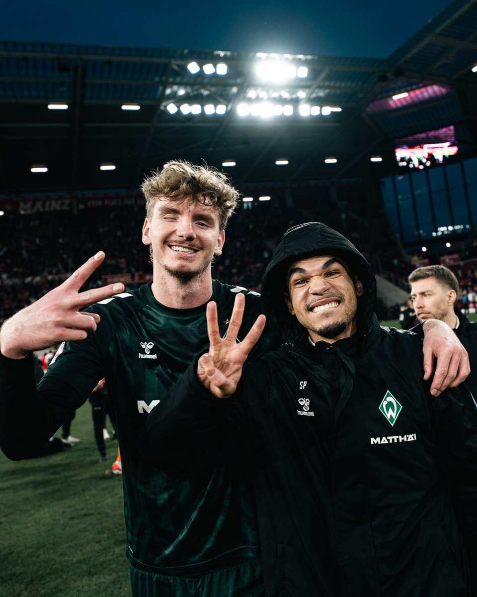 werderbremen's tweet photo. Mit drei Punkten im Gepäck und als Verein ein Jahr älter: Kommt gut in die neue Woche! ✌️😉

#Werder https://t.co/6CI77LWAN9
